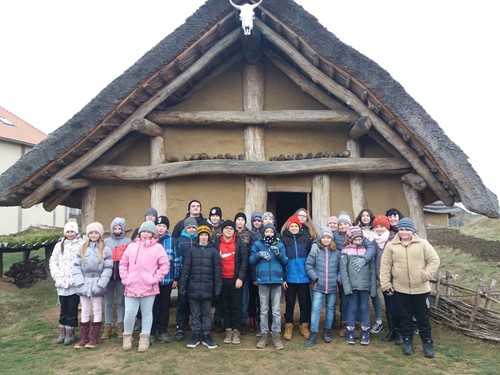 Šesťáci navštívili Archeopark pravěku Všestary