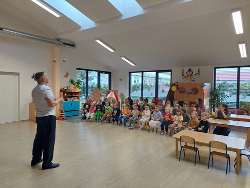 Cirkusové vystoupení v MŠ