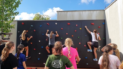 Máme vlastní stěnu na bouldering!